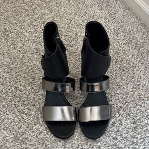 Eileen Fisher black silver metallic strappy heel 8